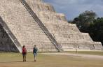 Com a Val, caminhando nas ruínas mayas de Chichen-Itza, na península do Yucatán, no México